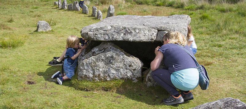 Woman and child peaking in burial cist